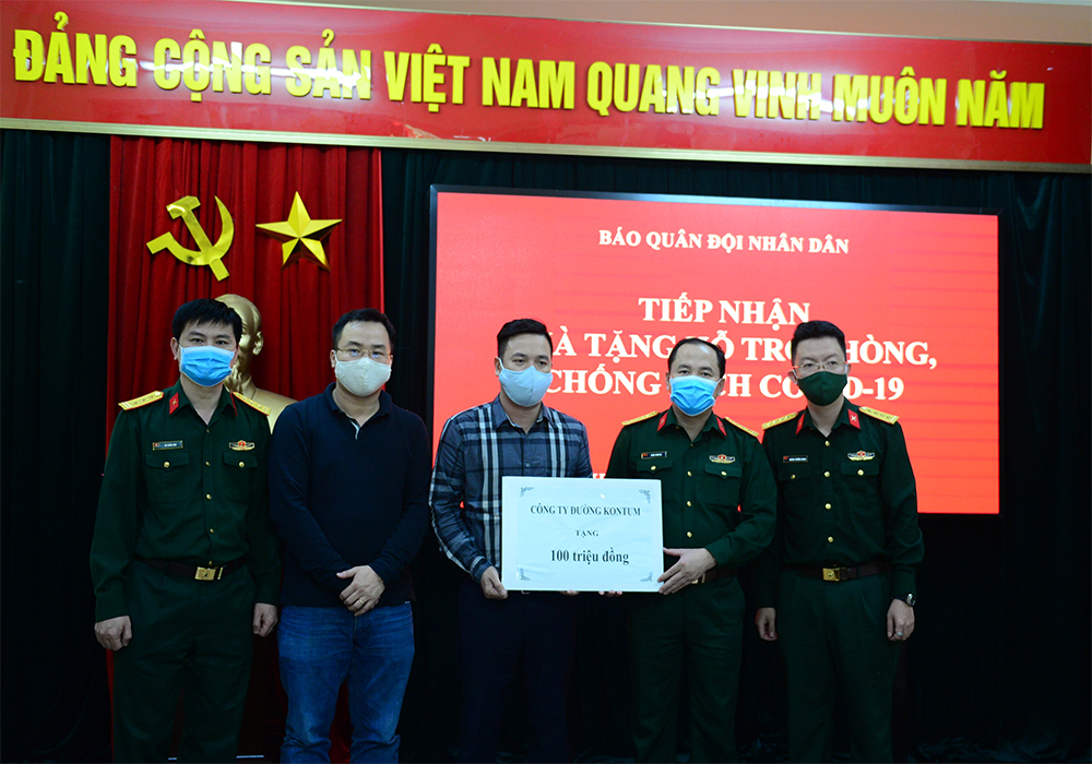 Báo Quân đội nhân dân tiếp nhận quà tặng hỗ trợ phòng, chống dịch Covid-19